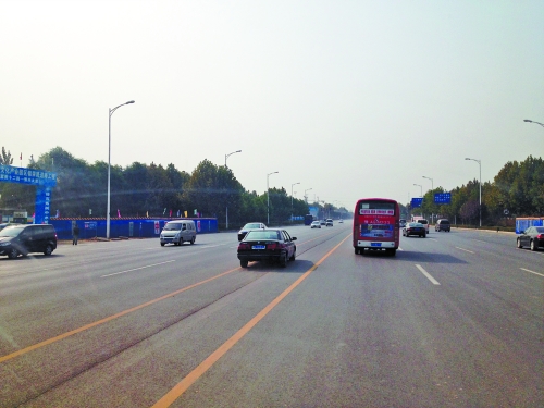 鄭開大道上隨處可見車輛駛?cè)腚p黃線超車,很危險。