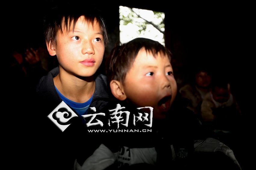 孩子認(rèn)真地跟著袁老師讀拼音。徐弘毅 攝