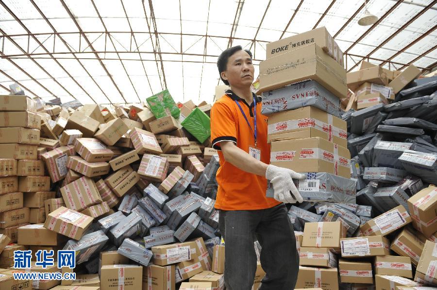 　11月11日，在圓通公司廣州一處分揀站，工作人員加緊處理堆積如山的快件。