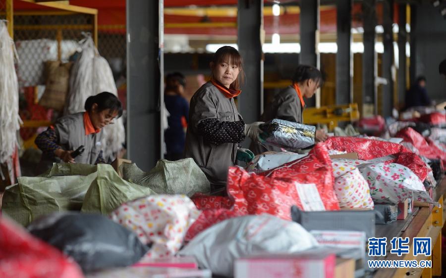 11月11日，一家快遞公司的工作人員正在分揀快件。