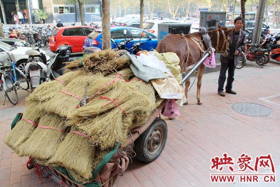 11月18日,來(lái)自中牟的農(nóng)民盧中仁和老伴在鄭州街頭夜宿時(shí),賣(mài)了一天半紅薯粉條的1500多元錢(qián)被竊賊偷
