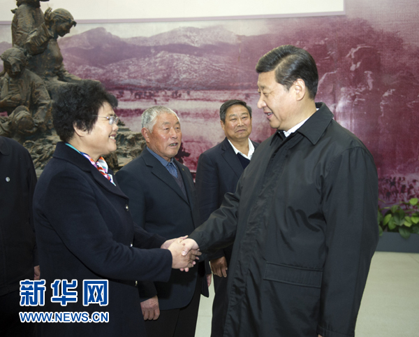 25日上午，習(xí)近平在臨沂華東革命烈士陵園參觀(guān)沂蒙精神展并會(huì)見(jiàn)當(dāng)?shù)叵冗M(jìn)模范和當(dāng)年支前模范后代代表。