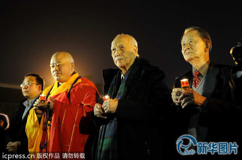 “為南京大屠殺遇難者守靈儀式暨和平燭光祭”活動(dòng)在侵華日軍南京大屠殺遇難同胞紀(jì)念館祭場(chǎng)舉行。