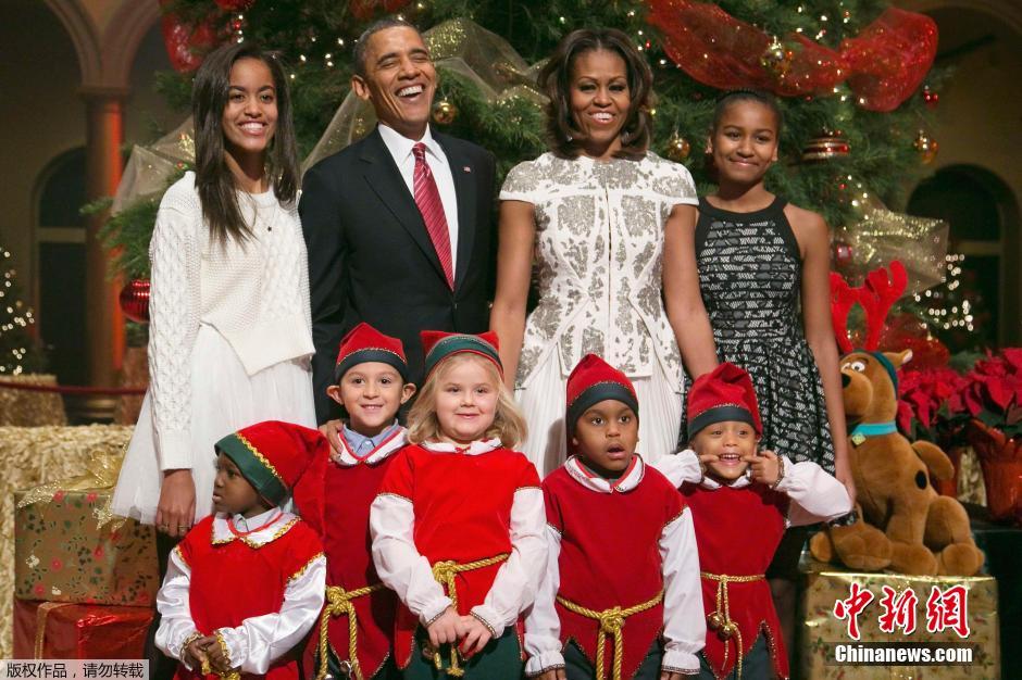 奧巴馬全家錄制圣誕節(jié)目 與“小矮人”互動(dòng)其樂融融