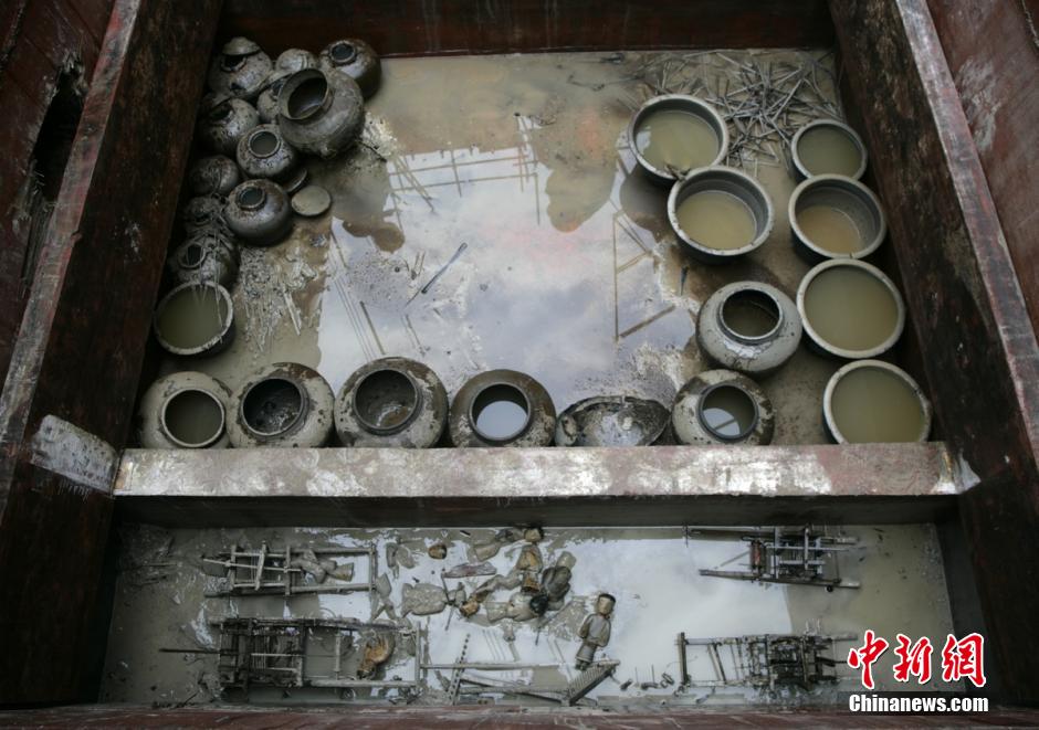 圖為漢墓群發(fā)掘現(xiàn)場出土了大量珍貴文物。