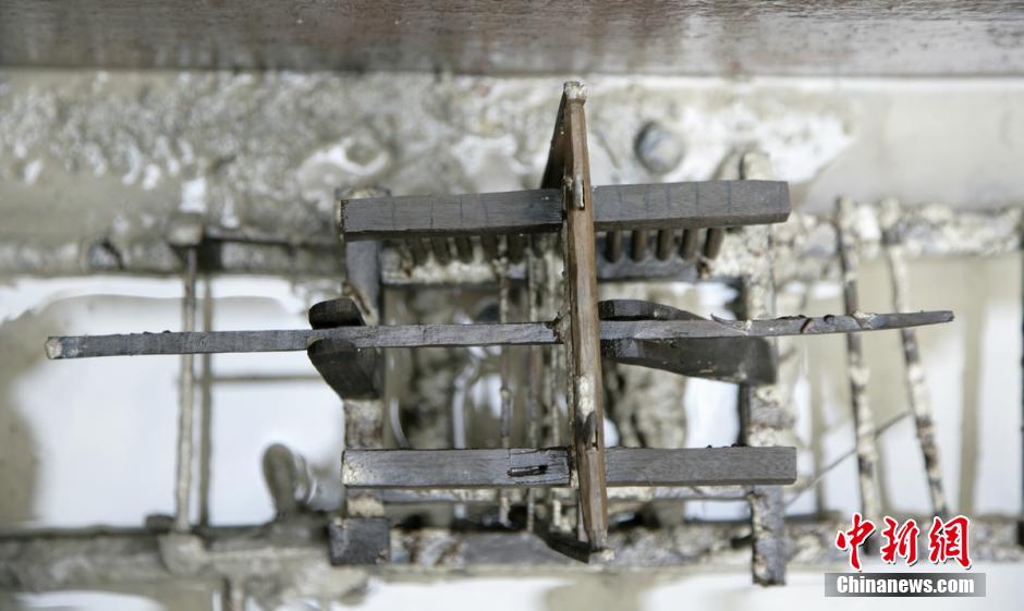 圖為蜀錦織機(jī)仿真蜀錦織機(jī)，為我國唯一有出土單位、完整保存的織機(jī)模型。