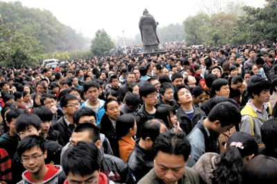 去年3月16日，武漢華中科技大學(xué)，“北約”、“華約”、“卓越”聯(lián)盟自主招生選拔考試湖北考點(diǎn)，考生等待進(jìn)場(chǎng)。 圖/CFP