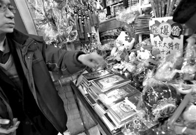 12月27日，世紀(jì)天鼎購(gòu)物廣場(chǎng)的一位商戶表示，今年的賀卡明顯沒(méi)有前幾年好賣(mài)。新京報(bào)記者 王貴彬 攝