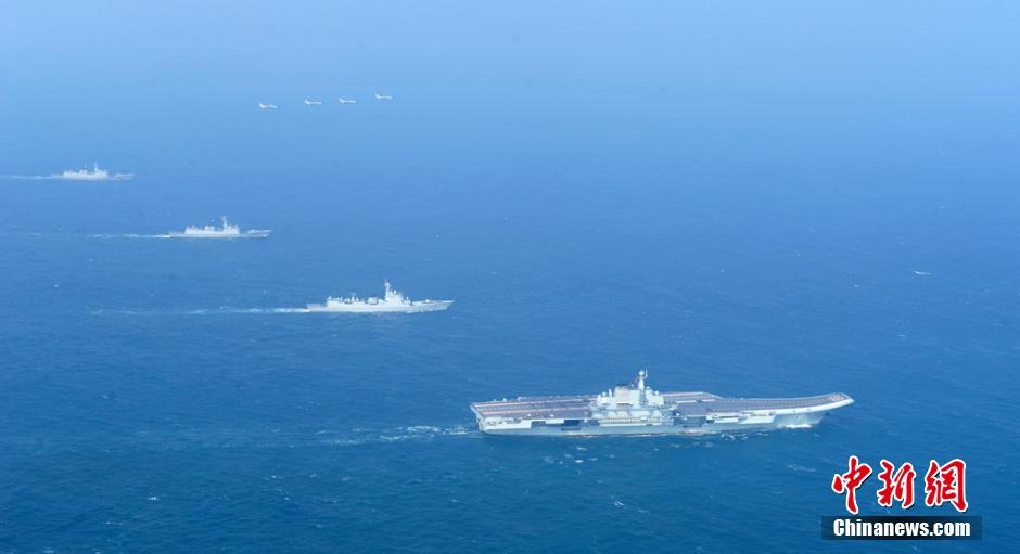 圖為遼寧艦與水面艦艇、飛機(jī)進(jìn)行協(xié)同訓(xùn)練。中新社發(fā) 胡鍇冰 攝