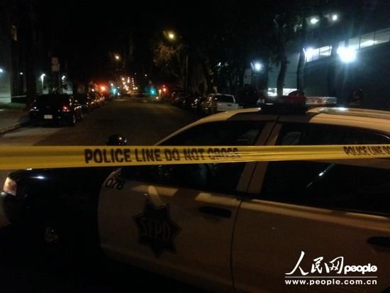 縱火案件發(fā)生在1月1日晚9時25分，舊金山當(dāng)?shù)鼐胶拖绬T幾分鐘內(nèi)趕到事故現(xiàn)場，并迅速撲滅了火情。記者1日晚趕到現(xiàn)場時，領(lǐng)館正門所在區(qū)域已經(jīng)被警察封鎖。