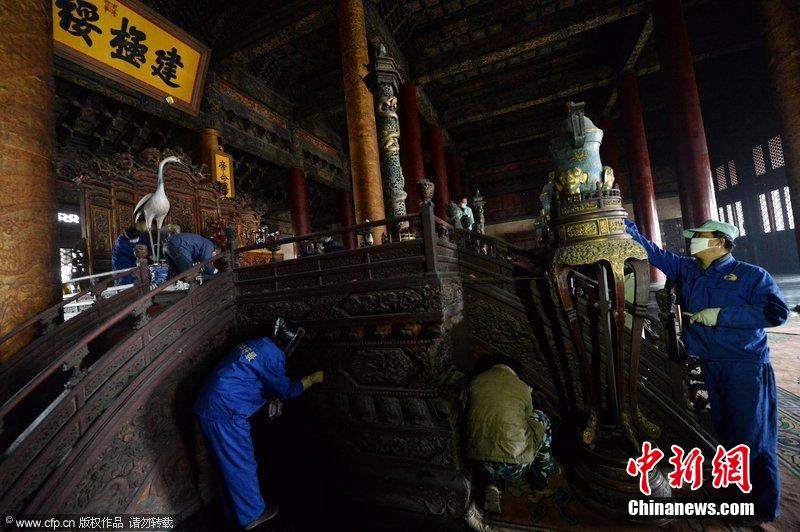 圖為工作人員正在故宮太和殿內(nèi)進行整體清潔工作。