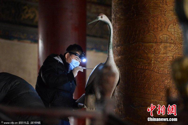 圖為工作人員使用軟毛刷除塵。