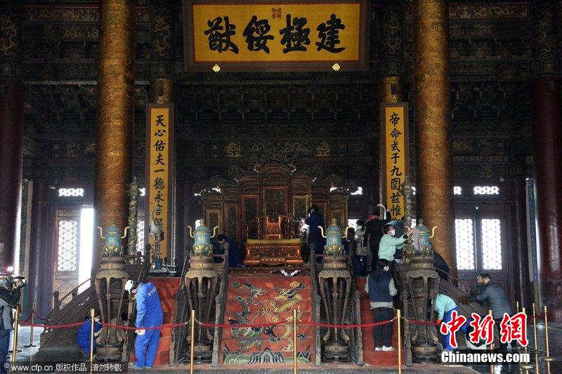 圖為工作人員使用軟毛刷除塵。