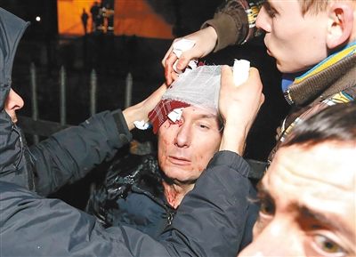 11日，基輔，遇襲受傷的反對(duì)派領(lǐng)導(dǎo)人盧岑科接受簡(jiǎn)單救護(hù)。