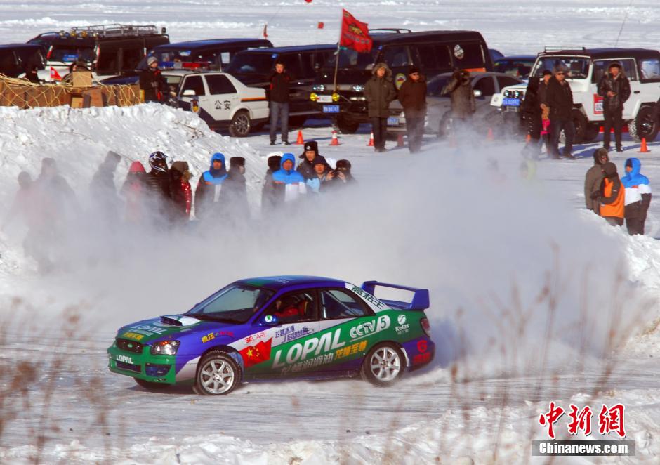 圖為參加“飛越冰河”大型體育極限運(yùn)動(dòng)挑戰(zhàn)賽事的選手在冰封的黑龍江上進(jìn)行冰雪飛車漂移。中新社發(fā) 邱齊龍