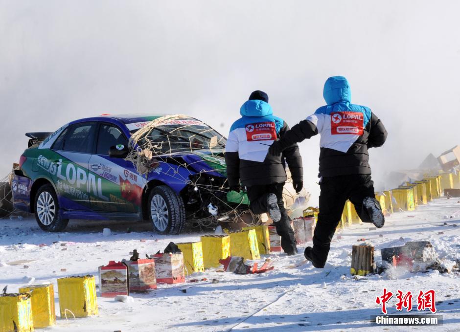 謝雨均駕駛賽車在黑龍江黑河段飛越冰河。中新社發(fā) 邱齊龍 攝