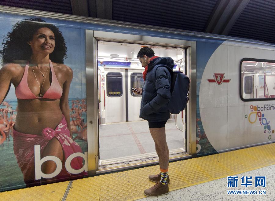 1月12日，在加拿大多倫多，一名只穿著內(nèi)褲的男子在車(chē)站等候地鐵。