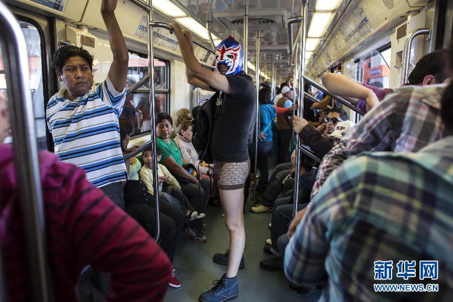 一名參加不穿褲子搭地鐵活動(dòng)的男子站在地鐵車(chē)廂內(nèi)。