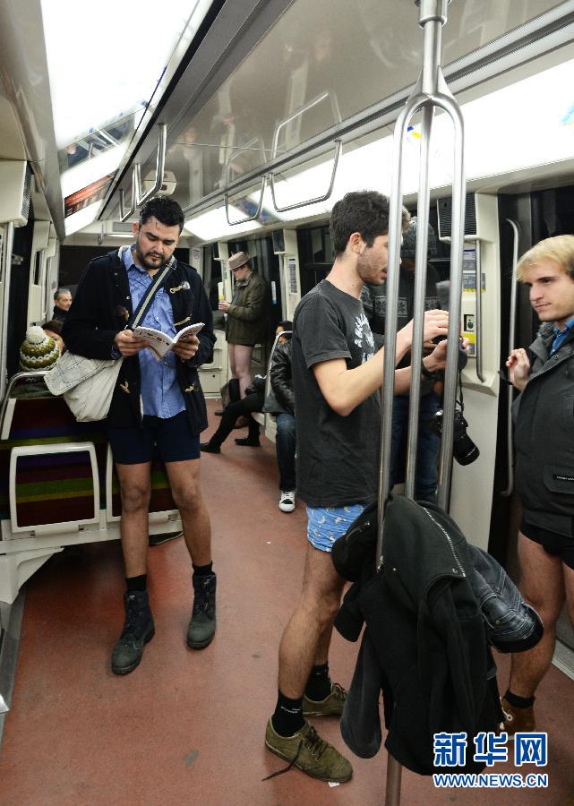 1月12日，在橫貫巴黎東西部的1號(hào)線地鐵車(chē)廂里，乘客只穿一條內(nèi)褲搭乘地鐵。