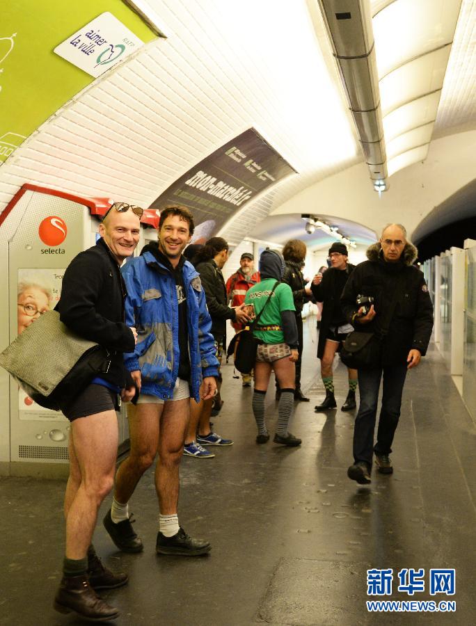 1月12日，在橫貫巴黎東西部的1號(hào)線地鐵車(chē)廂里，乘客只穿一條內(nèi)褲搭乘地鐵。