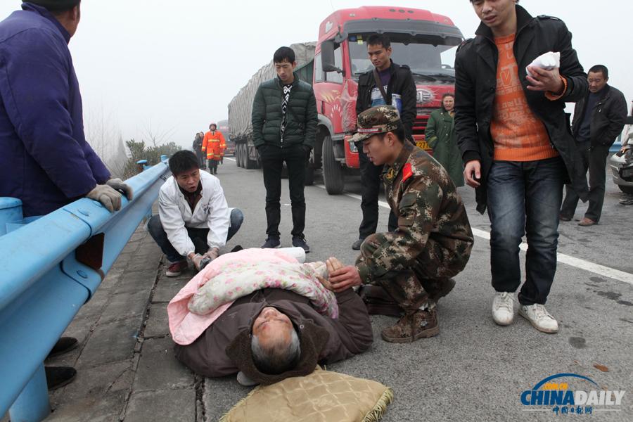 一名受傷群眾被救出?；荼?攝