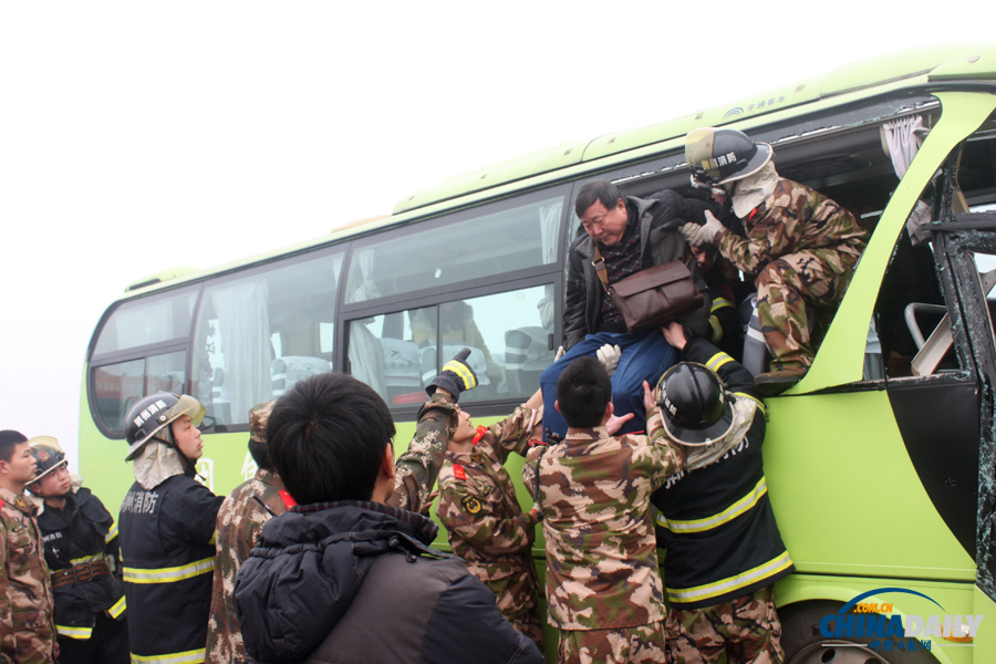 消防人員現(xiàn)場施救?；荼?攝