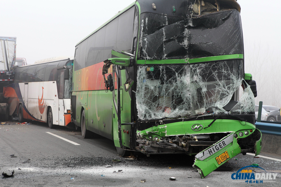 車禍救援現(xiàn)場。惠斌 攝