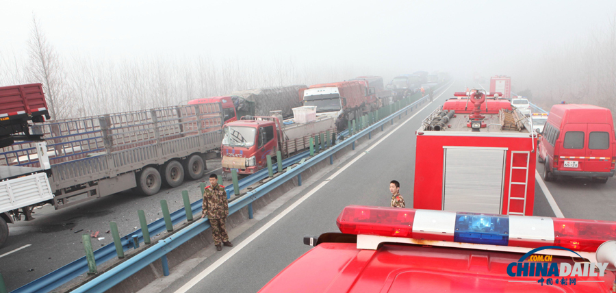 消防人員抵達事故現(xiàn)場?；荼?攝