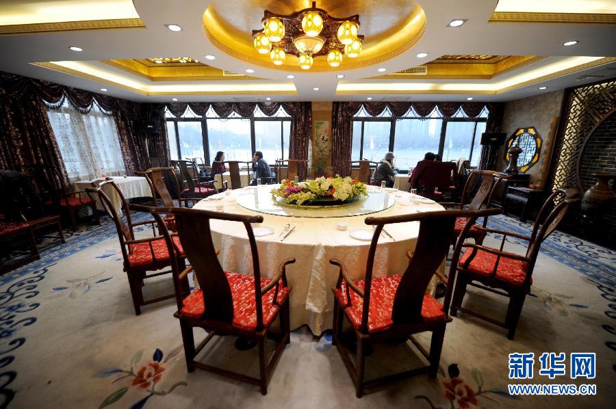 　1月15日，游客在北京紫竹院公園內(nèi)的問月樓喝茶聊天。