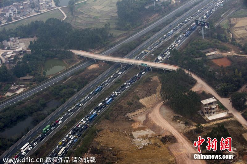 航拍春運(yùn)路況 廣河長深高速交界車隊(duì)綿延幾公里