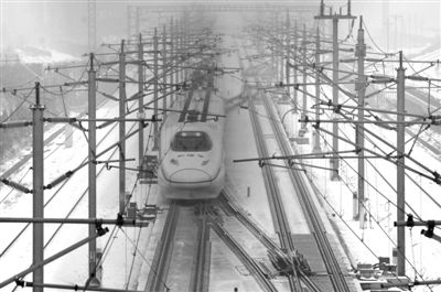 昨日，由武漢始發(fā)到北京G508次高鐵沿途被大雪覆蓋，列車廣播告知受降雪天氣影響，為確保行車安全降速運(yùn)行，預(yù)計(jì)晚點(diǎn)1小時(shí)10分鐘。圖/CFP