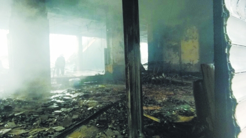 3.營業(yè)大廳棚頂坍塌，貨物成灰。