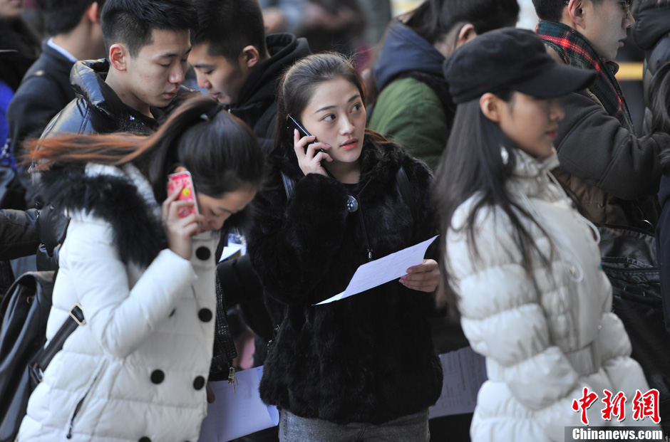 圖為表演系考生走出考場(chǎng)。