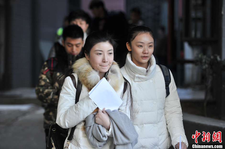 圖為表演系考生走出考場(chǎng)。