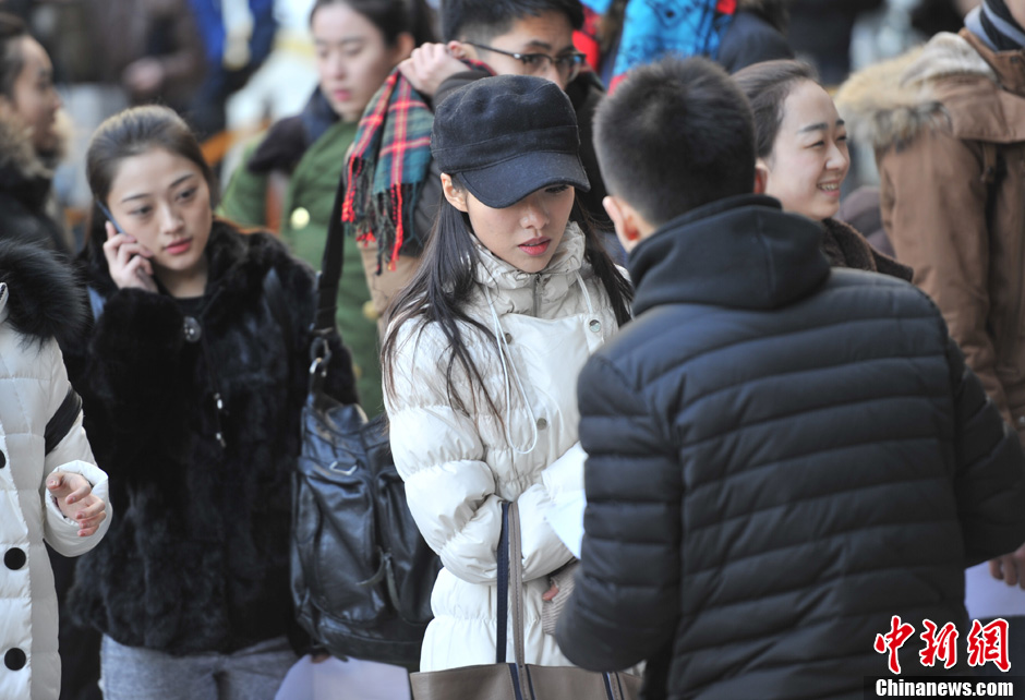 圖為表演系考生走出考場(chǎng)。