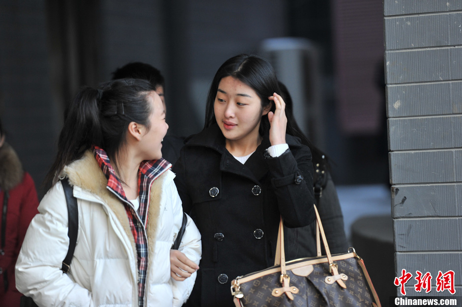 圖為表演系考生走出考場(chǎng)。