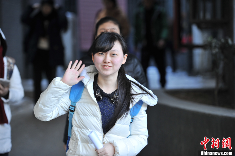 圖為表演系考生走出考場(chǎng)。