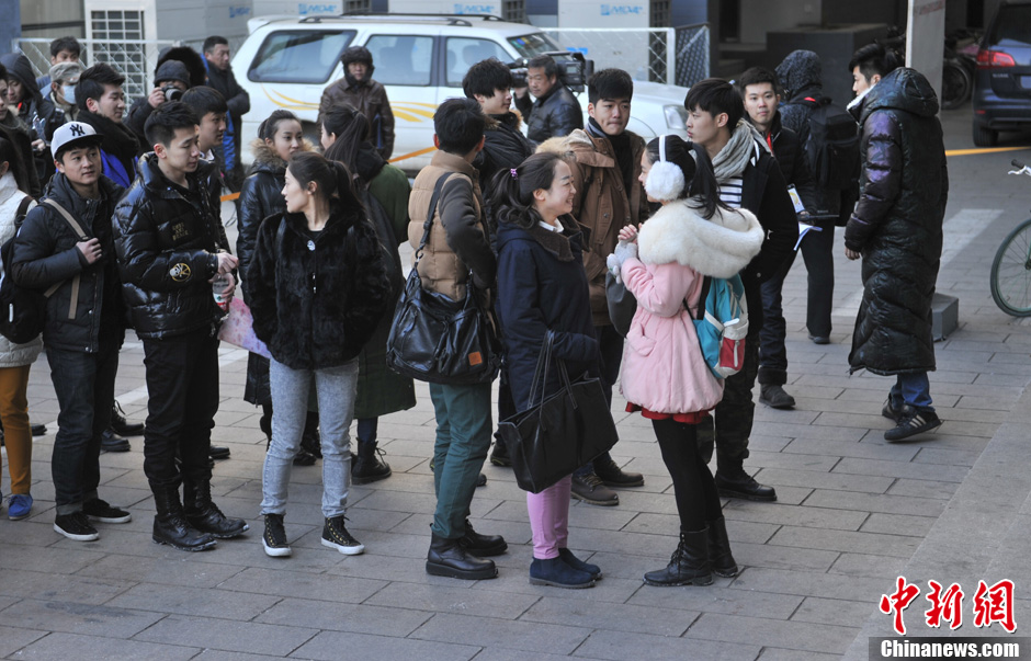 圖為表演系考生走出考場(chǎng)。