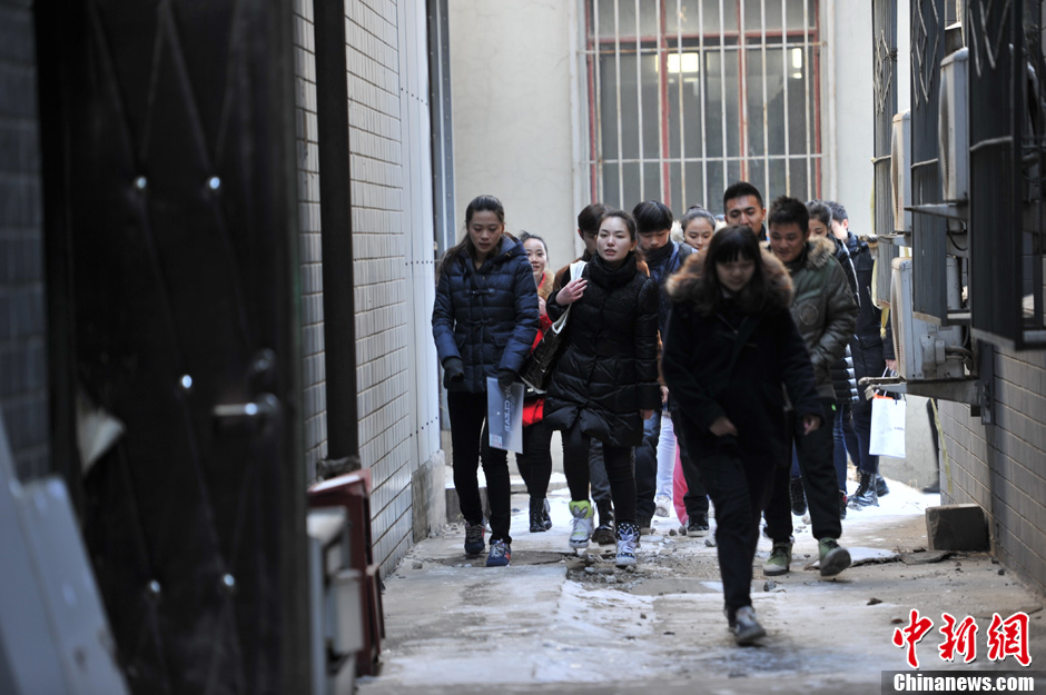 圖為表演系考生走出考場(chǎng)。