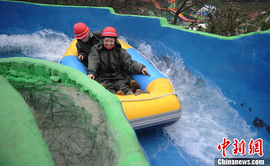 圖為外國友人體驗(yàn)水上漂。陳超　攝