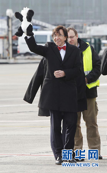 2月23日，在比利時(shí)首都布魯塞爾的國(guó)家機(jī)場(chǎng)，比利時(shí)首相迪呂波手舉熊貓玩具歡迎大熊貓“星徽”和“好好”