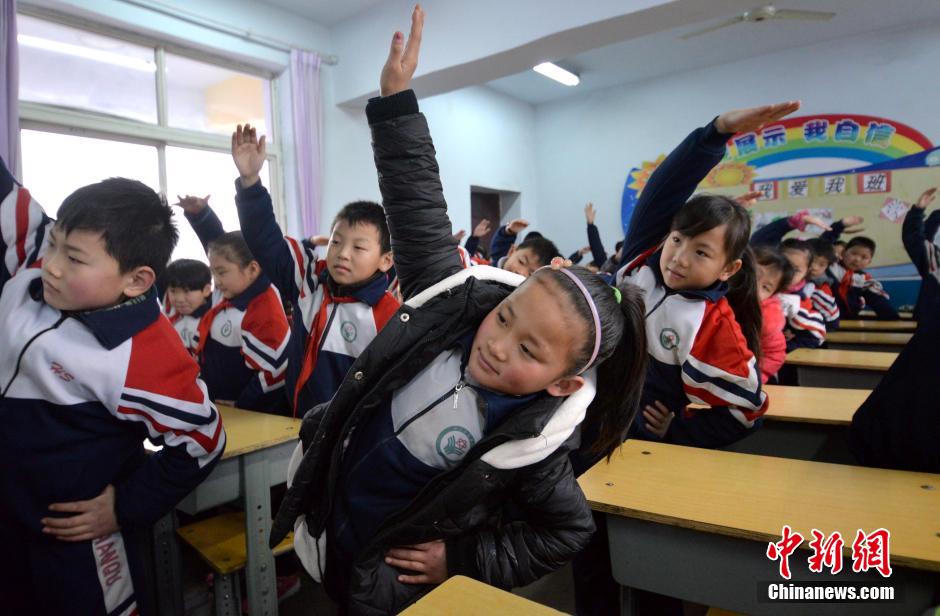 河北邯鄲開學首日遇霧霾 學生室內(nèi)做課間操