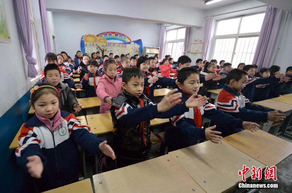 河北邯鄲開學首日遇霧霾 學生室內(nèi)做課間操