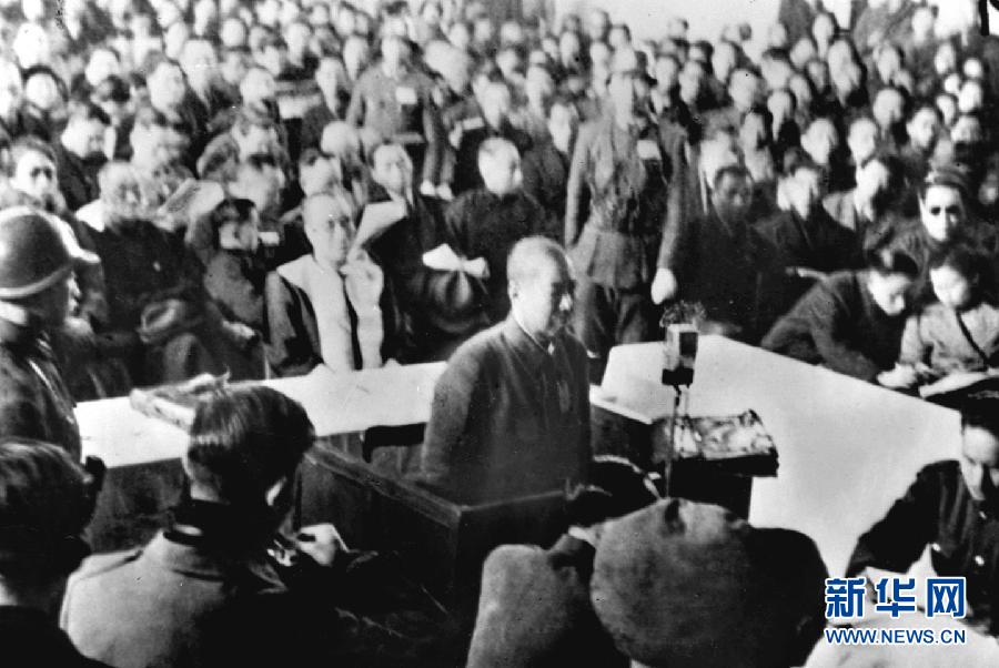 這是抗日戰(zhàn)爭(zhēng)勝利后，制造南京大屠殺的主要罪犯、日軍第6師團(tuán)師團(tuán)長(zhǎng)谷壽夫被押上審判臺(tái)并被處死刑。