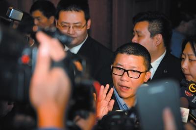 3月10日23時許，與馬航失聯(lián)航班部分乘客家屬乘坐同一航班的乘客在北京首都機場辦理值機手續(xù)。新華社