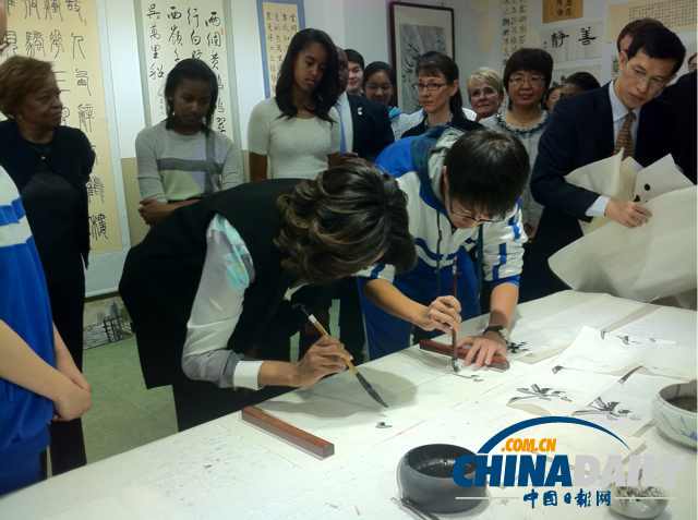 　北京時(shí)間3月21日，美國(guó)第一夫人米歇爾參觀(guān)北師大二附中時(shí)，與學(xué)生一起練習(xí)書(shū)法。