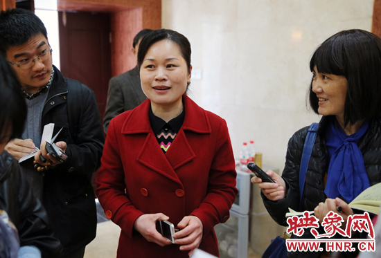 董亞娜是焦裕祿紀念館副館長，她兩次給習近平講解，贊總書記看得仔細，聽得認真。3月20日，記者在蘭考采