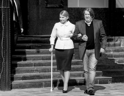 3月27日，烏克蘭基輔，前總理季莫申科在朋友的陪伴下赴新聞發(fā)布會現(xiàn)場，宣布將參加烏克蘭總統(tǒng)選舉。