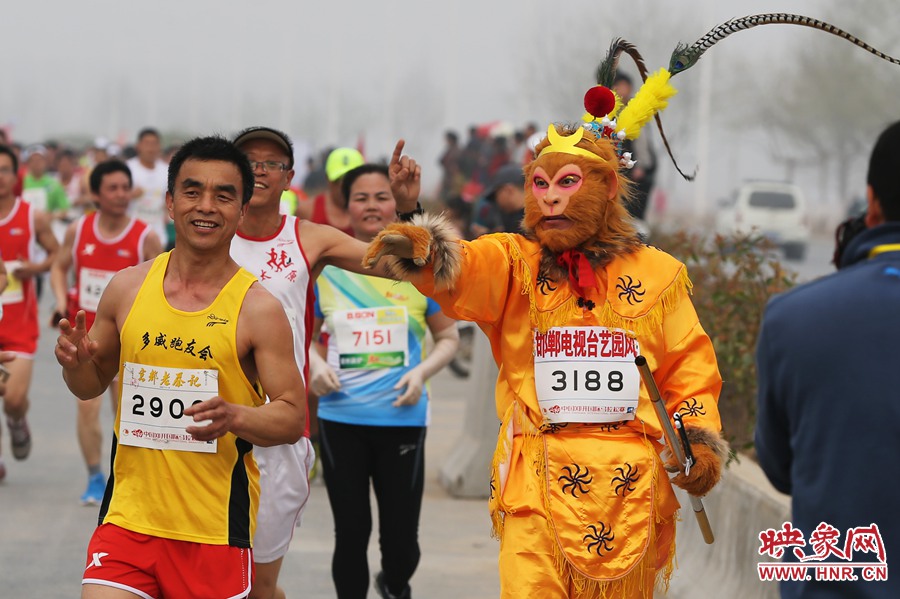 “大圣”不翻跟斗改長跑了。