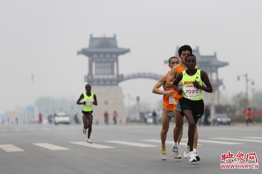 選手進入開封市區(qū)。